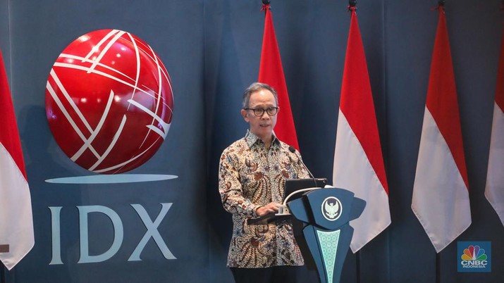 Ketua Dewan Komisioner Otoritas Jasa Keuangan (OJK) Mahendra Siregar saat menghadiri pembukaan Indeks Harga Saham Gabungan (IHSG) di gedung Bursa Efek Indonesia (BEI), Jakarta, Selasa (2/1/2024). (CNBC Indonesia/Faisal Rahman)