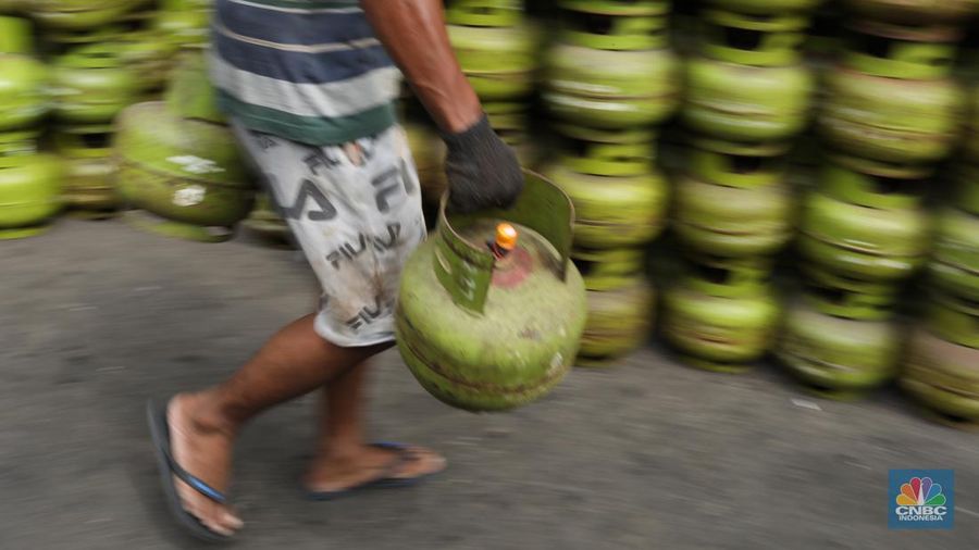 Liquefied Petroleum Gas (LPG) bersubsidi tabung 3 kilogram (kg) di pangkalan resmi LPG 3 kg Pertamina di Kawasan Jakarta, Selasa (2/1/2024). (վ/Tri Susilo)