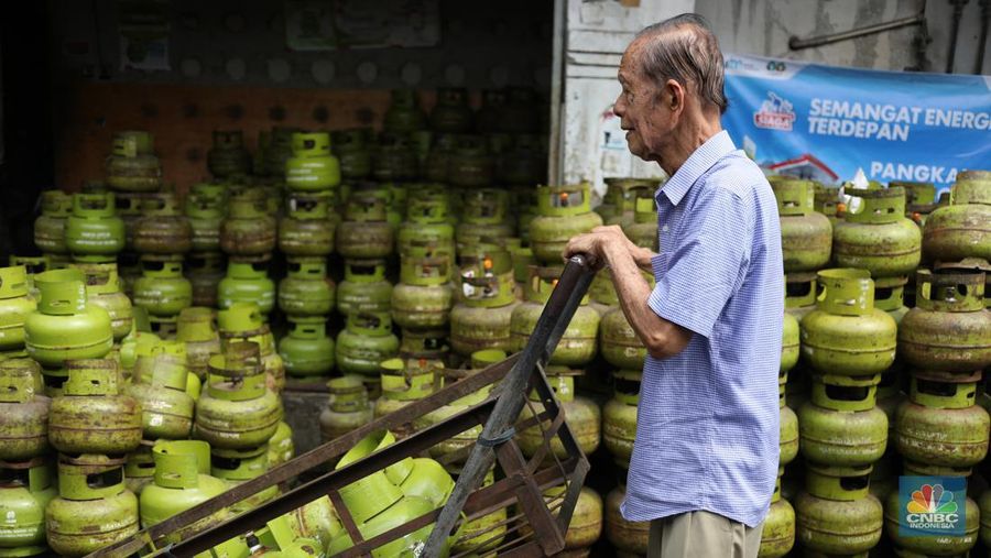Liquefied Petroleum Gas (LPG) bersubsidi tabung 3 kilogram (kg) di pangkalan resmi LPG 3 kg Pertamina di Kawasan Jakarta, Selasa (2/1/2024). (²©²ÊÍøÕ¾/Tri Susilo)