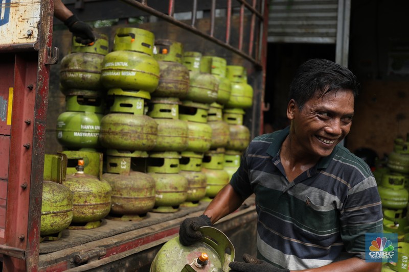 Pekerja menurunkan Liquefied Petroleum Gas (LPG) bersubsidi tabung 3 kilogram (kg) dari truk di pangkalan resmi LPG 3 kg Pertamina di Kawasan Jakarta, Selasa (2/1/2024). (CNBC Indonesia/Tri Susilo) Pekerja menurunkan Liquefied Petroleum Gas (LPG) bersubsidi tabung 3 kilogram (kg) dari truk di pangkalan resmi LPG 3 kg Pertamina di Kawasan Jakarta, Selasa (2/1/2024). (CNBC Indonesia/Tri Susilo)