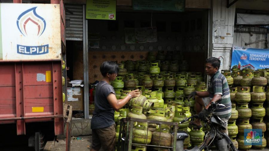 Liquefied Petroleum Gas (LPG) bersubsidi tabung 3 kilogram (kg) di pangkalan resmi LPG 3 kg Pertamina di Kawasan Jakarta, Selasa (2/1/2024). (վ/Tri Susilo)
