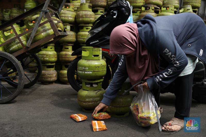 Liquefied Petroleum Gas (LPG) bersubsidi tabung 3 kilogram (kg) di pangkalan resmi LPG 3 kg Pertamina di Kawasan Jakarta, Selasa (2/1/2024). (²©²ÊÍøÕ¾/Tri Susilo) Liquefied Petroleum Gas (LPG) bersubsidi tabung 3 kilogram (kg) di pangkalan resmi LPG 3 kg Pertamina di Kawasan Jakarta, Selasa (2/1/2024). (²©²ÊÍøÕ¾/Tri Susilo)