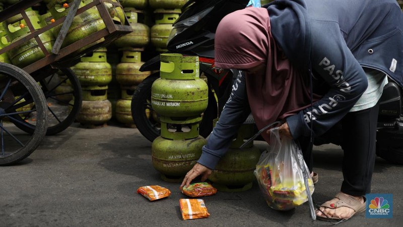 Liquefied Petroleum Gas (LPG) bersubsidi tabung 3 kilogram (kg) di pangkalan resmi LPG 3 kg Pertamina di Kawasan Jakarta, Selasa (2/1/2024). (վ/Tri Susilo)