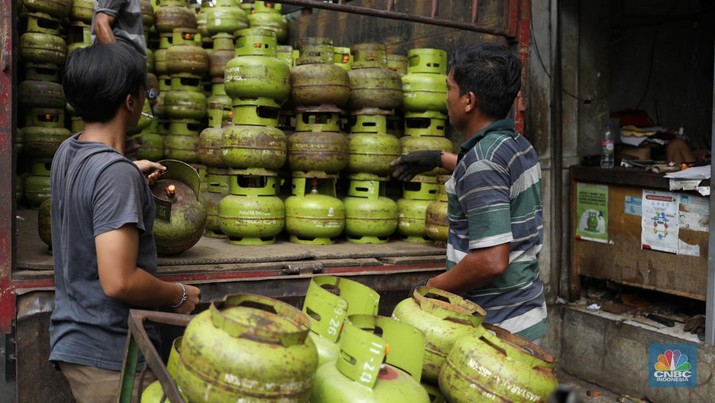 Liquefied Petroleum Gas (LPG) bersubsidi tabung 3 kilogram (kg) di pangkalan resmi LPG 3 kg Pertamina di Kawasan Jakarta, Selasa (2/1/2024). (CNBC Indonesia/Tri Susilo)