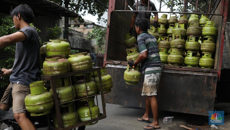 Liquefied Petroleum Gas (LPG) bersubsidi tabung 3 kilogram (kg) di pangkalan resmi LPG 3 kg Pertamina di Kawasan Jakarta, Selasa (2/1/2024). (վ/Tri Susilo)
