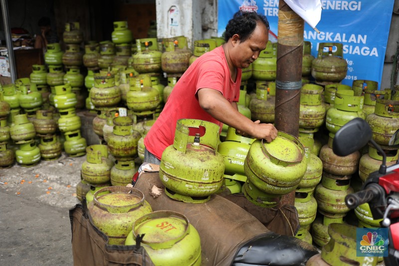 Pekerja menurunkan Liquefied Petroleum Gas (LPG) bersubsidi tabung 3 kilogram (kg) dari truk di pangkalan resmi LPG 3 kg Pertamina di Kawasan Jakarta, Selasa (2/1/2024). (CNBC Indonesia/Tri Susilo) Pekerja menurunkan Liquefied Petroleum Gas (LPG) bersubsidi tabung 3 kilogram (kg) dari truk di pangkalan resmi LPG 3 kg Pertamina di Kawasan Jakarta, Selasa (2/1/2024). (CNBC Indonesia/Tri Susilo)