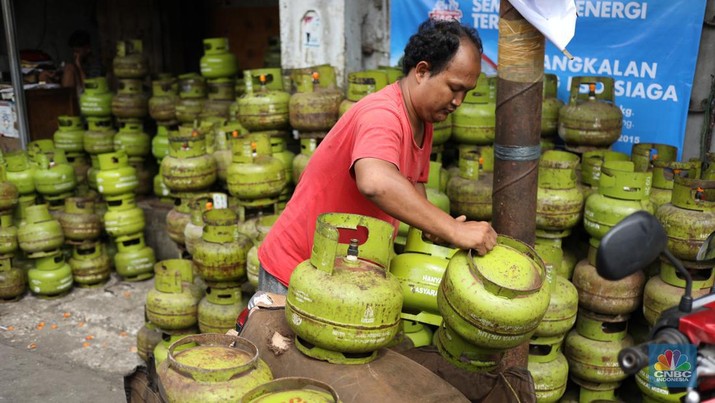 Liquefied Petroleum Gas (LPG) bersubsidi tabung 3 kilogram (kg) di pangkalan resmi LPG 3 kg Pertamina di Kawasan Jakarta, Selasa (2/1/2024). (CNBC Indonesia/Tri Susilo)