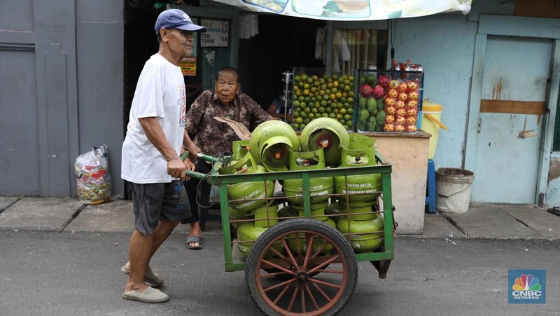 Liquefied Petroleum Gas (LPG) bersubsidi tabung 3 kilogram (kg) di pangkalan resmi LPG 3 kg Pertamina di Kawasan Jakarta, Selasa (2/1/2024). (վ/Tri Susilo)