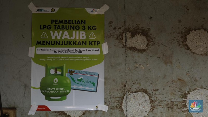 Pekerja menurunkan Liquefied Petroleum Gas (LPG) bersubsidi tabung 3 kilogram (kg) dari truk di pangkalan resmi LPG 3 kg Pertamina di Kawasan Jakarta, Selasa (2/1/2024). (CNBC Indonesia/Tri Susilo)