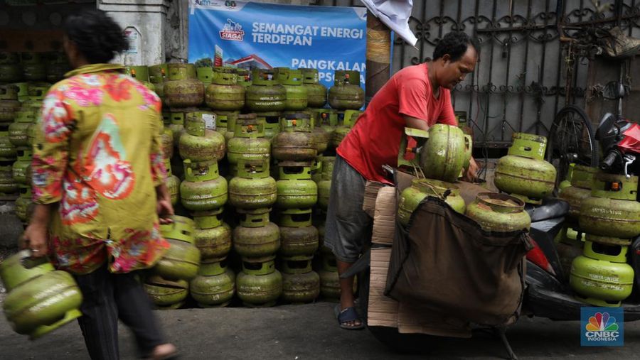 Liquefied Petroleum Gas (LPG) bersubsidi tabung 3 kilogram (kg) di pangkalan resmi LPG 3 kg Pertamina di Kawasan Jakarta, Selasa (2/1/2024). (CNBC Indonesia/Tri Susilo)