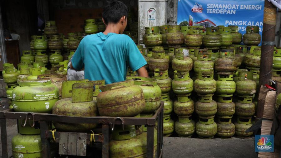 Liquefied Petroleum Gas (LPG) bersubsidi tabung 3 kilogram (kg) di pangkalan resmi LPG 3 kg Pertamina di Kawasan Jakarta, Selasa (2/1/2024). (վ/Tri Susilo)
