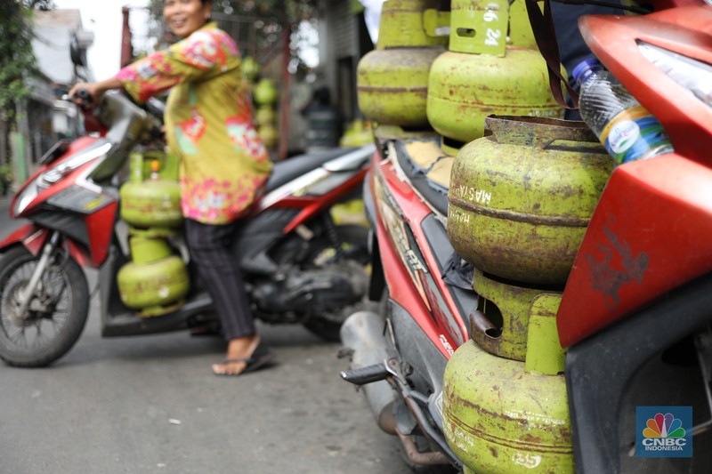 Liquefied Petroleum Gas (LPG) bersubsidi tabung 3 kilogram (kg) di pangkalan resmi LPG 3 kg Pertamina di Kawasan Jakarta, Selasa (2/1/2024). (²©²ÊÍøÕ¾/Tri Susilo) Liquefied Petroleum Gas (LPG) bersubsidi tabung 3 kilogram (kg) di pangkalan resmi LPG 3 kg Pertamina di Kawasan Jakarta, Selasa (2/1/2024). (²©²ÊÍøÕ¾/Tri Susilo)