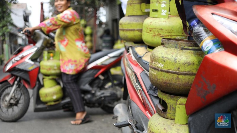Liquefied Petroleum Gas (LPG) bersubsidi tabung 3 kilogram (kg) di pangkalan resmi LPG 3 kg Pertamina di Kawasan Jakarta, Selasa (2/1/2024). (վ/Tri Susilo)
