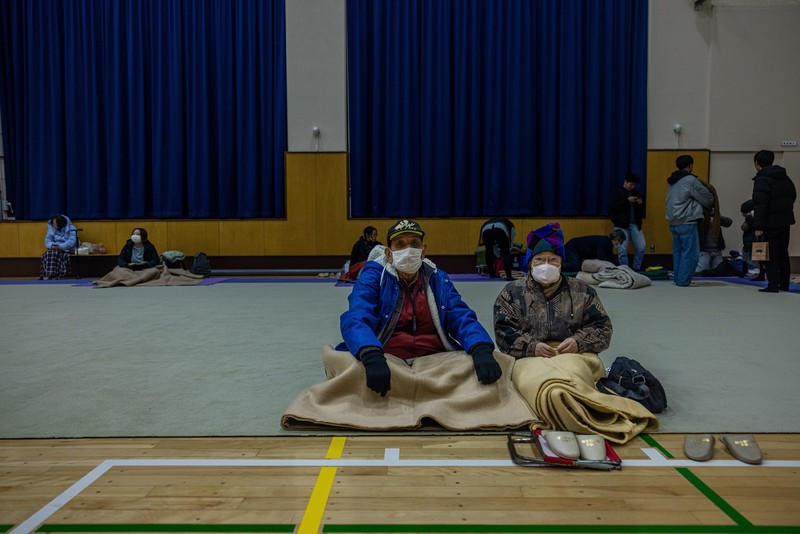 Masyarakat setempat dievakuasi ke tempat penampungan di Joetsushi Total Gymnastics pada 01 Januari 2024 di Joetsu, Jepang. Peringatan tsunami dikeluarkan untuk garis pantai barat Jepang setelah serangkaian gempa bumi, yang terbesar berkekuatan sekitar 7,4 skala Richter, melanda daerah sekitar Toyama dan Niigata di Jepang tengah. (Photo by Annabelle Chih/Getty Images)