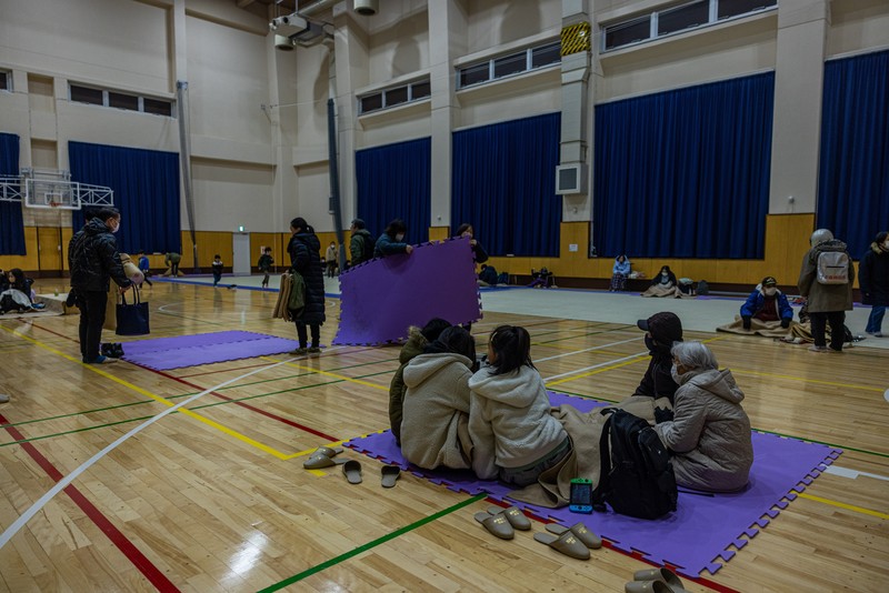 Masyarakat setempat dievakuasi ke tempat penampungan di Joetsushi Total Gymnastics pada 01 Januari 2024 di Joetsu, Jepang. Peringatan tsunami dikeluarkan untuk garis pantai barat Jepang setelah serangkaian gempa bumi, yang terbesar berkekuatan sekitar 7,4 skala Richter, melanda daerah sekitar Toyama dan Niigata di Jepang tengah. (Photo by Annabelle Chih/Getty Images)