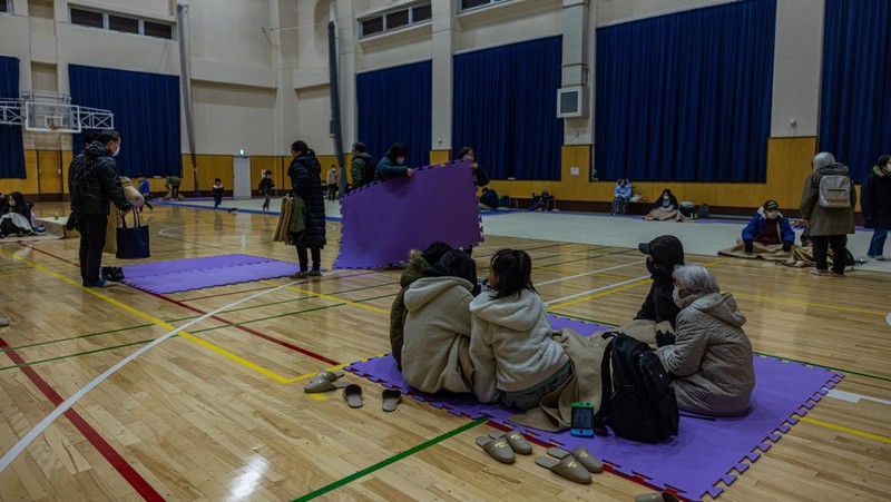Masyarakat setempat dievakuasi ke tempat penampungan di Joetsushi Total Gymnastics pada 01 Januari 2024 di Joetsu, Jepang. Peringatan tsunami dikeluarkan untuk garis pantai barat Jepang setelah serangkaian gempa bumi, yang terbesar berkekuatan sekitar 7,4 skala Richter, melanda daerah sekitar Toyama dan Niigata di Jepang tengah. (Photo by Annabelle Chih/Getty Images)