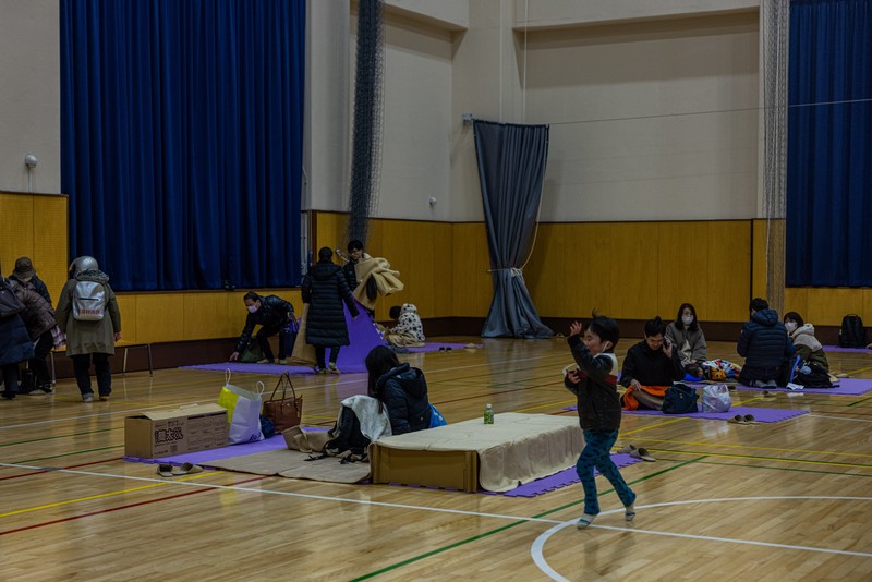 Masyarakat setempat dievakuasi ke tempat penampungan di Joetsushi Total Gymnastics pada 01 Januari 2024 di Joetsu, Jepang. Peringatan tsunami dikeluarkan untuk garis pantai barat Jepang setelah serangkaian gempa bumi, yang terbesar berkekuatan sekitar 7,4 skala Richter, melanda daerah sekitar Toyama dan Niigata di Jepang tengah. (Photo by Annabelle Chih/Getty Images)