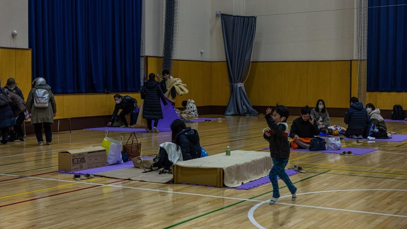Masyarakat setempat dievakuasi ke tempat penampungan di Joetsushi Total Gymnastics pada 01 Januari 2024 di Joetsu, Jepang. Peringatan tsunami dikeluarkan untuk garis pantai barat Jepang setelah serangkaian gempa bumi, yang terbesar berkekuatan sekitar 7,4 skala Richter, melanda daerah sekitar Toyama dan Niigata di Jepang tengah. (Photo by Annabelle Chih/Getty Images)
