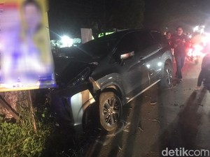 Mobil Pasutri Tabrak Pohon di Mojokerto, Suami Tewas