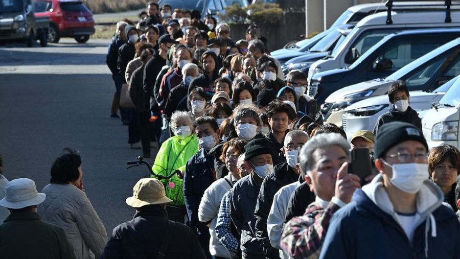 Masyarakat setempat dievakuasi ke tempat penampungan di Joetsushi Total Gymnastics pada 01 Januari 2024 di Joetsu, Jepang. Peringatan tsunami dikeluarkan untuk garis pantai barat Jepang setelah serangkaian gempa bumi, yang terbesar berkekuatan sekitar 7,4 skala Richter, melanda daerah sekitar Toyama dan Niigata di Jepang tengah. (Photo by Annabelle Chih/Getty Images)