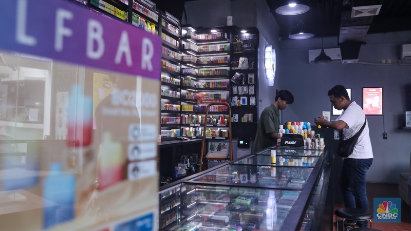 Pekerja menunjukkan liquid untuk rokok elektrik atau vapor pada salah satu toko di Jakarta, Selasa (2/1/2024). Pekerja menunjukkan liquid untuk rokok elektrik atau vapor pada salah satu toko di Jakarta, Selasa (2/1/2024). (CNBC Indonesia/Faisal Rahman)
