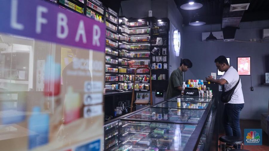 Pekerja menunjukkan liquid untuk rokok elektrik atau vapor pada salah satu toko di Jakarta, Selasa (2/1/2024). (CNBC Indonesia/Faisal Rahman)