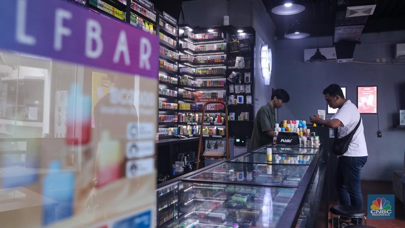 Pekerja menunjukkan liquid untuk rokok elektrik atau vapor pada salah satu toko di Jakarta, Selasa (2/1/2024). (CNBC Indonesia/Faisal Rahman)