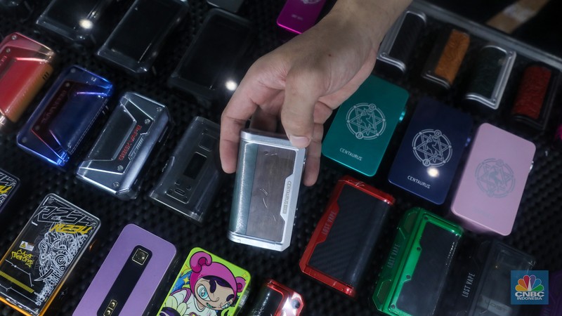 Pekerja menunjukkan liquid untuk rokok elektrik atau vapor pada salah satu toko di Jakarta, Selasa (2/1/2024). Pekerja menunjukkan liquid untuk rokok elektrik atau vapor pada salah satu toko di Jakarta, Selasa (2/1/2024). (CNBC Indonesia/Faisal Rahman)
