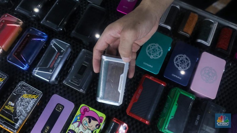Pekerja menunjukkan liquid untuk rokok elektrik atau vapor pada salah satu toko di Jakarta, Selasa (2/1/2024). (CNBC Indonesia/Faisal Rahman)