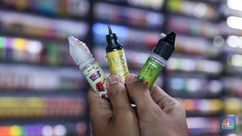 Pekerja menunjukkan liquid untuk rokok elektrik atau vapor pada salah satu toko di Jakarta, Selasa (2/1/2024). (CNBC Indonesia/Faisal Rahman)