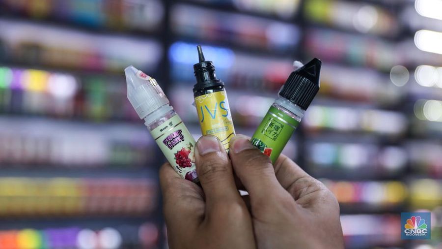 Pekerja menunjukkan liquid untuk rokok elektrik atau vapor pada salah satu toko di Jakarta, Selasa (2/1/2024). (CNBC Indonesia/Faisal Rahman)