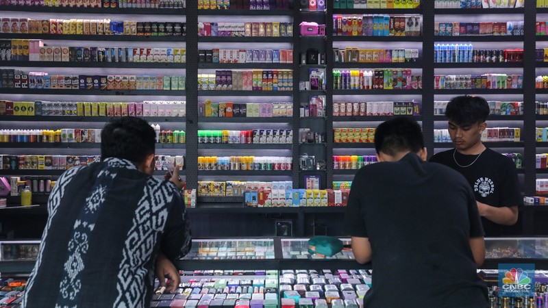 Pekerja menunjukkan liquid untuk rokok elektrik atau vapor pada salah satu toko di Jakarta, Selasa (2/1/2024). Pekerja menunjukkan liquid untuk rokok elektrik atau vapor pada salah satu toko di Jakarta, Selasa (2/1/2024). (CNBC Indonesia/Faisal Rahman)