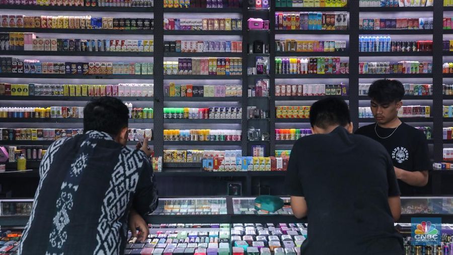 Pekerja menunjukkan liquid untuk rokok elektrik atau vapor pada salah satu toko di Jakarta, Selasa (2/1/2024). (վ/Faisal Rahman)