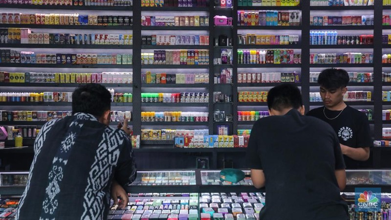 Pekerja menunjukkan liquid untuk rokok elektrik atau vapor pada salah satu toko di Jakarta, Selasa (2/1/2024). (CNBC Indonesia/Faisal Rahman)