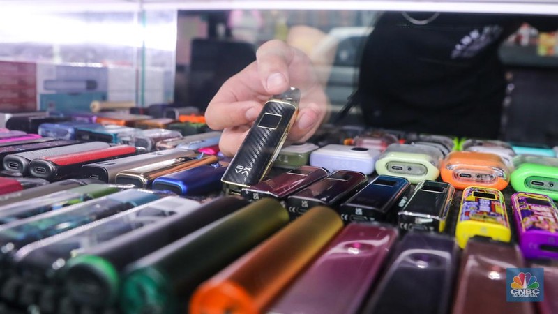 Pekerja menunjukkan liquid untuk rokok elektrik atau vapor pada salah satu toko di Jakarta, Selasa (2/1/2024). (CNBC Indonesia/Faisal Rahman)