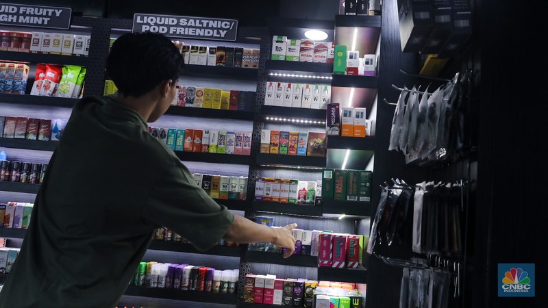 Pekerja menunjukkan liquid untuk rokok elektrik atau vapor pada salah satu toko di Jakarta, Selasa (2/1/2024). Pekerja menunjukkan liquid untuk rokok elektrik atau vapor pada salah satu toko di Jakarta, Selasa (2/1/2024). (CNBC Indonesia/Faisal Rahman)