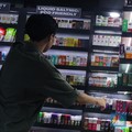 Pekerja menunjukkan liquid untuk rokok elektrik atau vapor pada salah satu toko di Jakarta, Selasa (2/1/2024). (CNBC Indonesia/Faisal Rahman)
