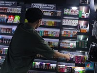 Pekerja menunjukkan liquid untuk rokok elektrik atau vapor pada salah satu toko di Jakarta, Selasa (2/1/2024). (CNBC Indonesia/Faisal Rahman)