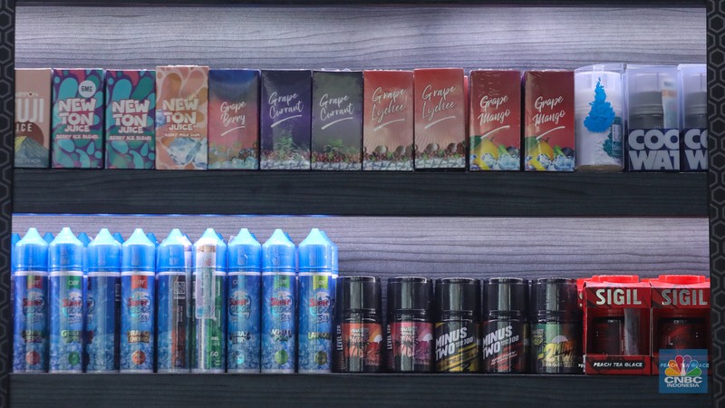 Pekerja menunjukkan liquid untuk rokok elektrik atau vapor pada salah satu toko di Jakarta, Selasa (2/1/2024). Pekerja menunjukkan liquid untuk rokok elektrik atau vapor pada salah satu toko di Jakarta, Selasa (2/1/2024). (CNBC Indonesia/Faisal Rahman)