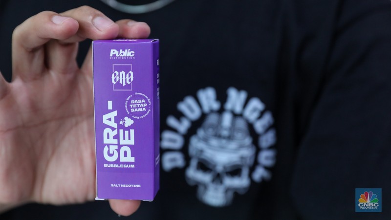 Pekerja menunjukkan liquid untuk rokok elektrik atau vapor pada salah satu toko di Jakarta, Selasa (2/1/2024). Pekerja menunjukkan liquid untuk rokok elektrik atau vapor pada salah satu toko di Jakarta, Selasa (2/1/2024). (CNBC Indonesia/Faisal Rahman)