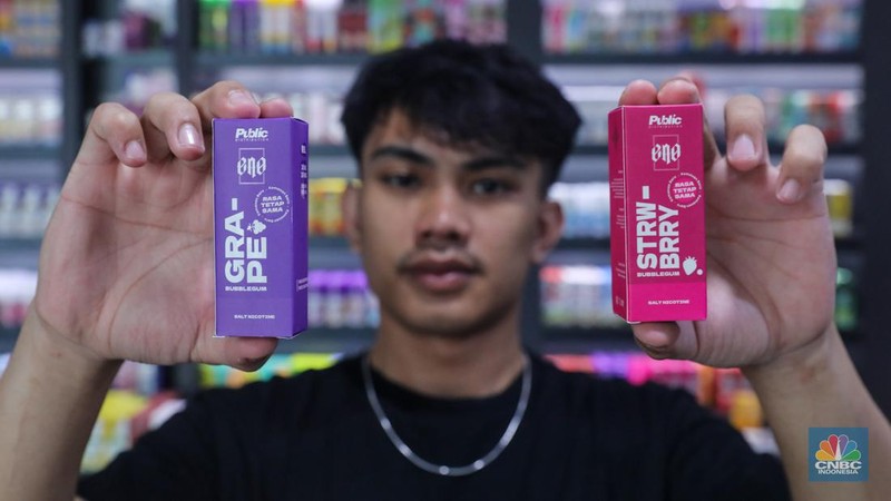 Pekerja menunjukkan liquid untuk rokok elektrik atau vapor pada salah satu toko di Jakarta, Selasa (2/1/2024). (CNBC Indonesia/Faisal Rahman)