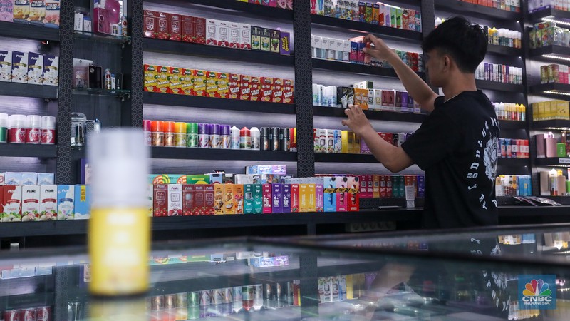 Pekerja menunjukkan liquid untuk rokok elektrik atau vapor pada salah satu toko di Jakarta, Selasa (2/1/2024). Pekerja menunjukkan liquid untuk rokok elektrik atau vapor pada salah satu toko di Jakarta, Selasa (2/1/2024). (CNBC Indonesia/Faisal Rahman)