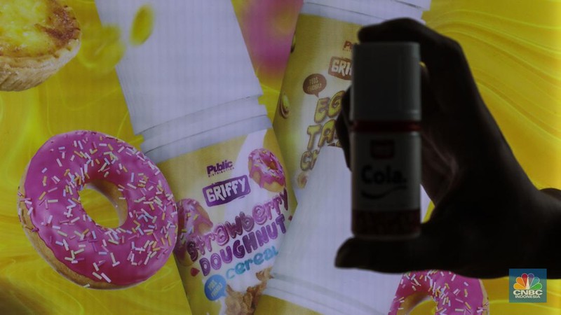 Pekerja menunjukkan liquid untuk rokok elektrik atau vapor pada salah satu toko di Jakarta, Selasa (2/1/2024). (CNBC Indonesia/Faisal Rahman)