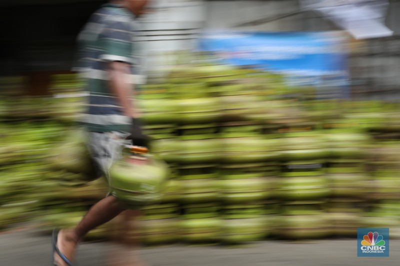 Pekerja menurunkan Liquefied Petroleum Gas (LPG) bersubsidi tabung 3 kilogram (kg) dari truk di pangkalan resmi LPG 3 kg Pertamina di Kawasan Jakarta, Selasa (2/1/2024). (CNBC Indonesia/Tri Susilo) Pekerja menurunkan Liquefied Petroleum Gas (LPG) bersubsidi tabung 3 kilogram (kg) dari truk di pangkalan resmi LPG 3 kg Pertamina di Kawasan Jakarta, Selasa (2/1/2024). (CNBC Indonesia/Tri Susilo)