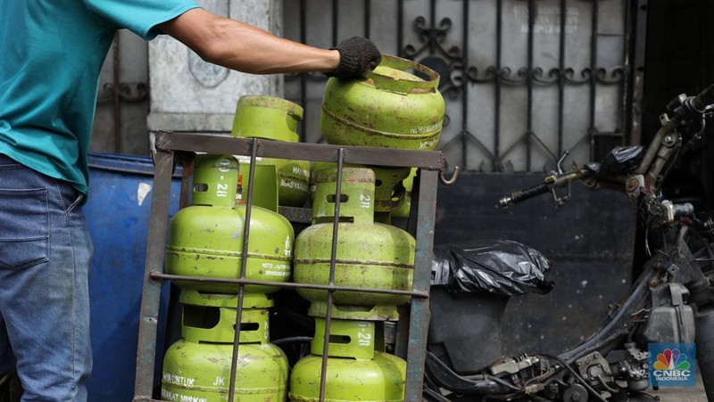 Liquefied Petroleum Gas (LPG) bersubsidi tabung 3 kilogram (kg) di pangkalan resmi LPG 3 kg Pertamina di Kawasan Jakarta, Selasa (2/1/2024). (վ/Tri Susilo)