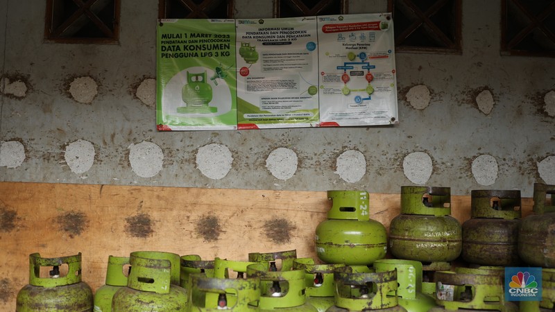 Pekerja menurunkan Liquefied Petroleum Gas (LPG) bersubsidi tabung 3 kilogram (kg) dari truk di pangkalan resmi LPG 3 kg Pertamina di Kawasan Jakarta, Selasa (2/1/2024). (CNBC Indonesia/Tri Susilo) Pekerja menurunkan Liquefied Petroleum Gas (LPG) bersubsidi tabung 3 kilogram (kg) dari truk di pangkalan resmi LPG 3 kg Pertamina di Kawasan Jakarta, Selasa (2/1/2024). (CNBC Indonesia/Tri Susilo)
