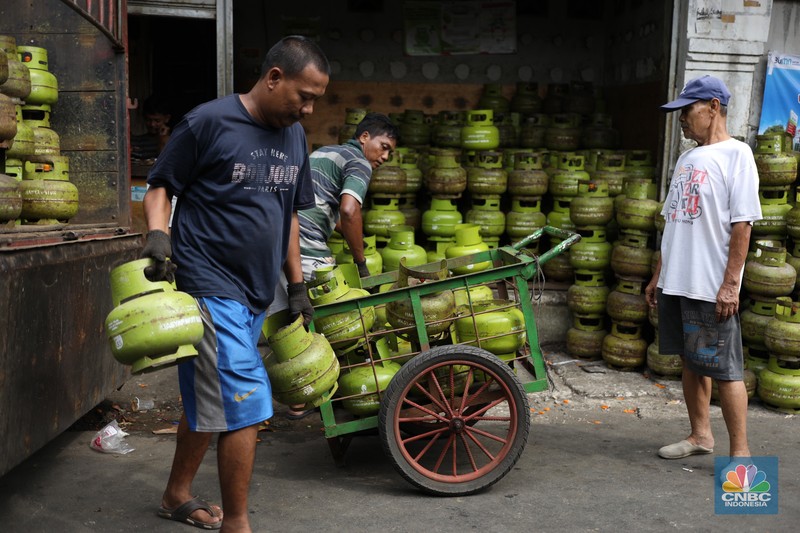Pekerja menurunkan Liquefied Petroleum Gas (LPG) bersubsidi tabung 3 kilogram (kg) dari truk di pangkalan resmi LPG 3 kg Pertamina di Kawasan Jakarta, Selasa (2/1/2024). (CNBC Indonesia/Tri Susilo) Pekerja menurunkan Liquefied Petroleum Gas (LPG) bersubsidi tabung 3 kilogram (kg) dari truk di pangkalan resmi LPG 3 kg Pertamina di Kawasan Jakarta, Selasa (2/1/2024). (CNBC Indonesia/Tri Susilo)