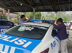 Lampu Rotator Mobil Polisi Dipasang Kaca Film 20 Persen, Emang Cukup?