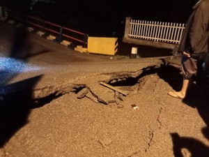 Penampakan Jembatan Penghubung Merangin-Kerinci Amblas Diterjang Banjir