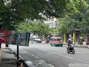 Spanduk Mengsol di Jalan Dewi Sartika Bandung Bahayakan Pengendara